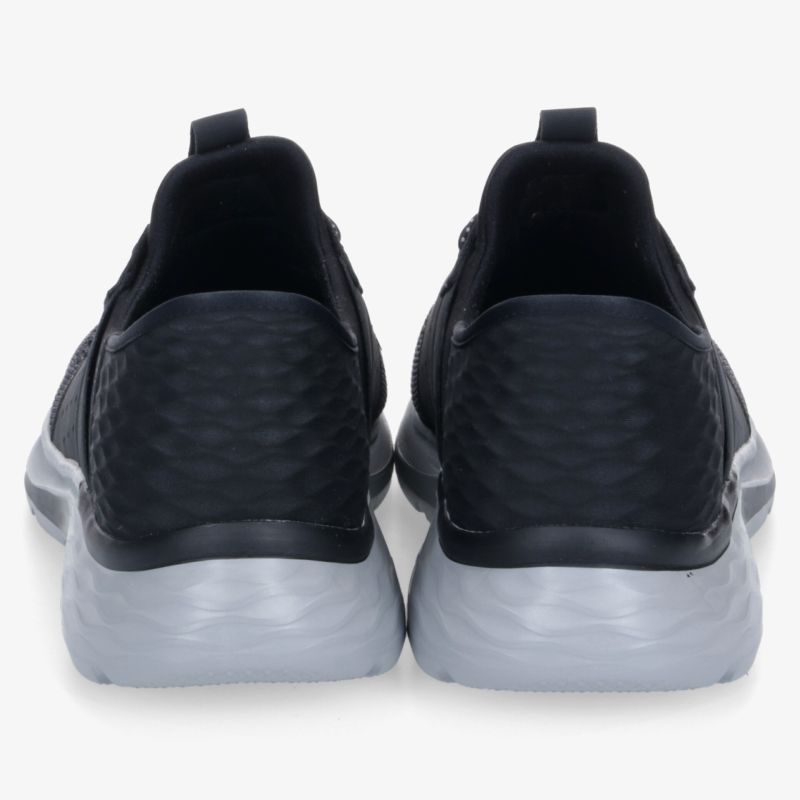 Schwarze und weiße Sneaker mit leichter, flexibler Sohle und komfortablem Sitz in der Rückansicht