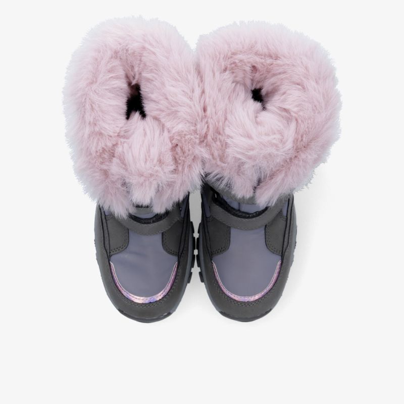Paar winterliche Stiefel mit weichem rosa Flauschfutter und robuster dunkelgrauer Sohle, von oben aufgenommen