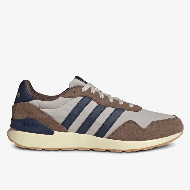 Moderner Sneaker mit atmungsaktivem Material und rutschfester Sohle im seitlichen Profil