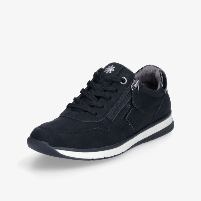 Schwarzer Sportschuh mit komfortabler Polsterung, robuster Sohle und modischem Design in schräger Frontansicht