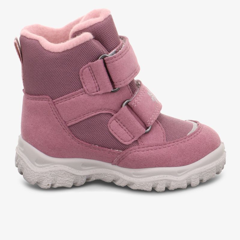 Robuster Winterstiefel in seitlicher Ansicht mit Klettverschluss und profilierter, rutschfester Sohle