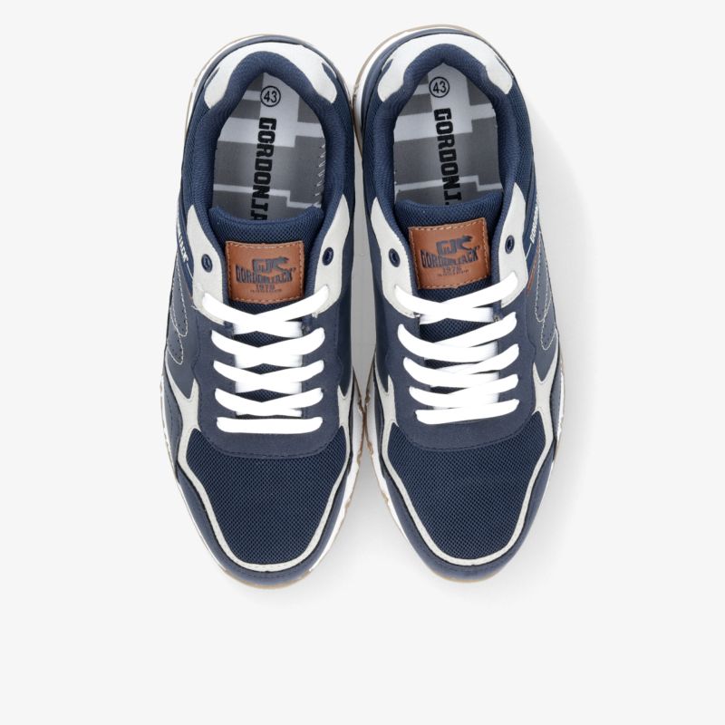 Bequeme sportliche blau-weiße Sneaker mit robusten Schnürsenkeln, gepolsterter Innenseite und moderner Optik, Paar Ansicht