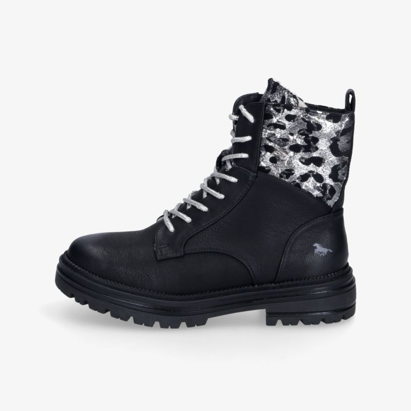 Robuster schwarzer Stiefel mit Leopardenmuster am Schaft, stabiler Schnitt und rutschfester Profilsohle, seitliche Ansicht