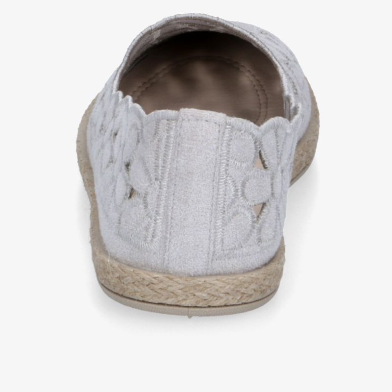 Stilvolle Slip-On Schuhe mit leichtem, gestricktem Design und bequemer, atmungsaktiver Sohle.