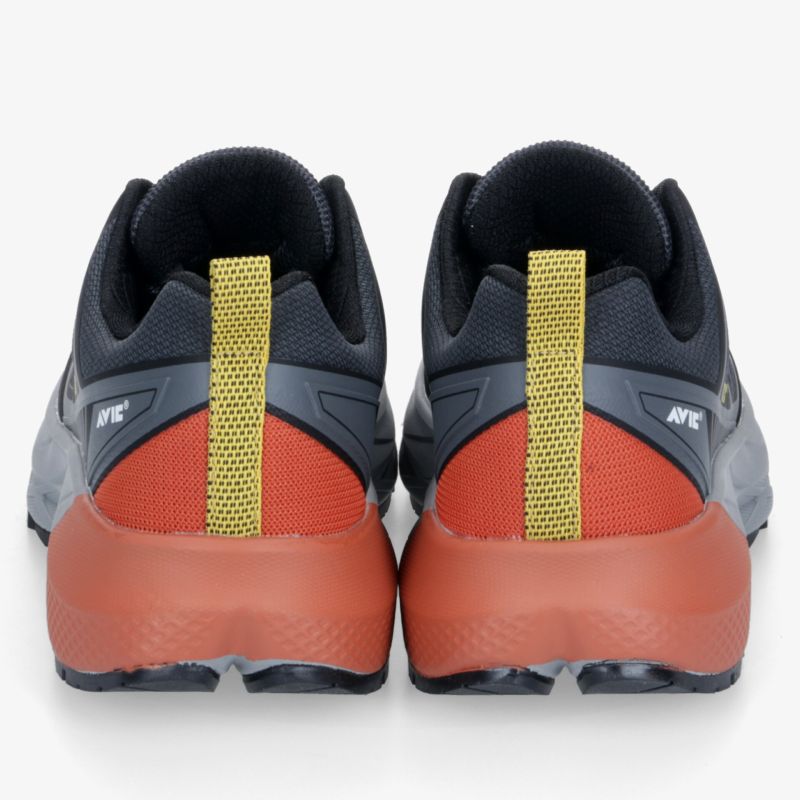 Rückansicht von sportlichen Schuhen mit rutschfester Sohle und komfortablem Fersenbereich in moderner Farbkombination