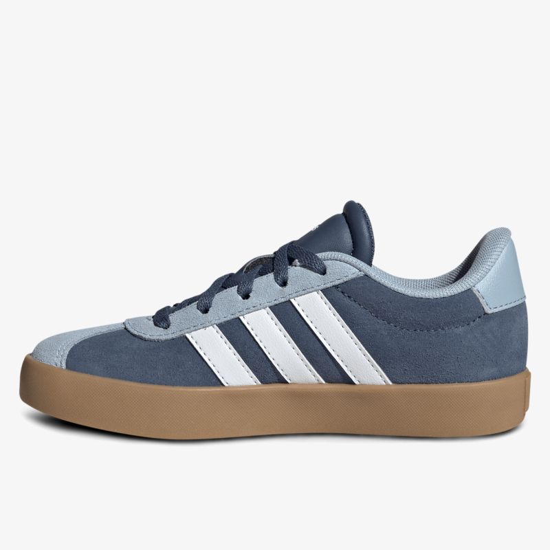 seitlich sichtbarer Sneaker mit bequemer Passform, robustem Obermaterial und brauner Gummisohle