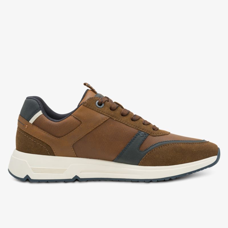 Moderner brauner Sneaker mit komfortabler Passform und rutschfester weißer Sohle, ideal für den Alltag
