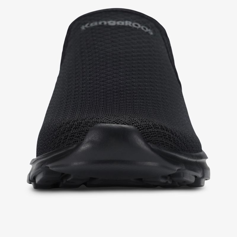 Leichter Sneaker mit atmungsaktivem Obermaterial und flexibler, langlebiger Sohle in frontaler Ansicht