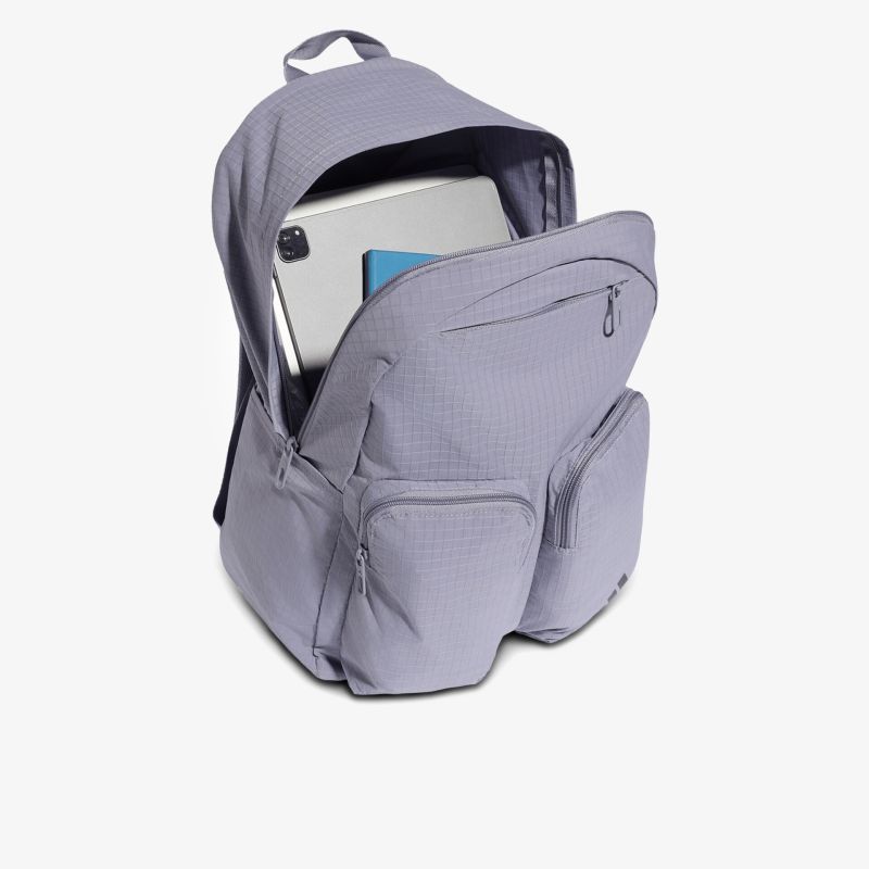 Grauer Rucksack mit großem Hauptfach, zwei Seitentaschen und bequemen Tragegriff, ideal für Alltag und Arbeit