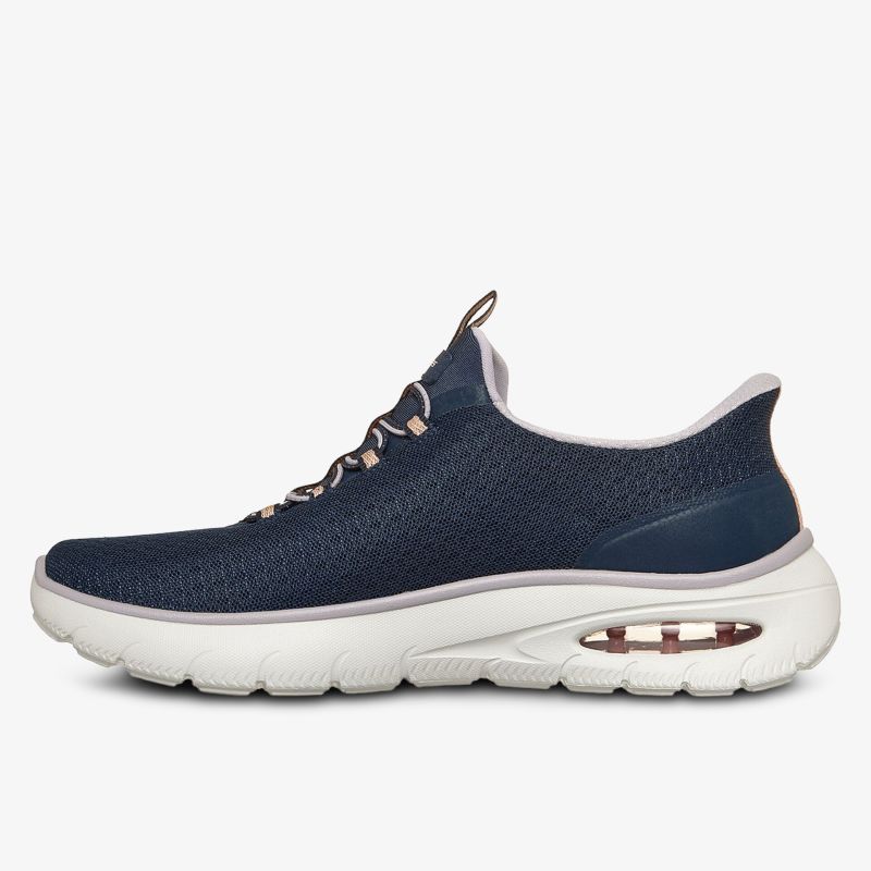 Moderner, sportlicher Schuh mit atmungsaktivem Obermaterial und flexibler Sohle für hohen Tragekomfort.