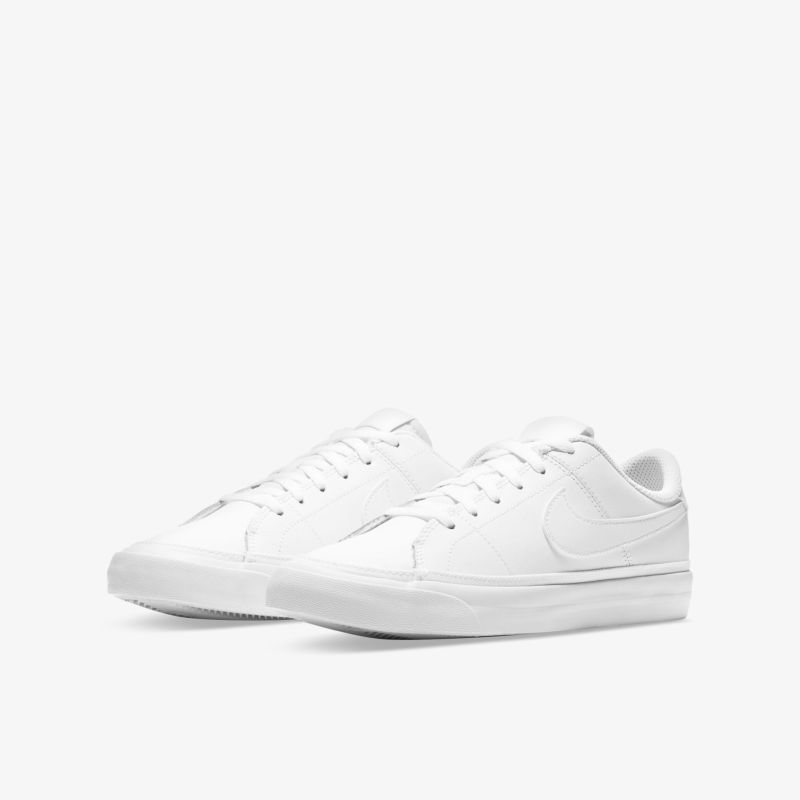 Klassische weiße Sneaker mit schlichter Lederoptik und sportlichem Design, ideal für jeden Anlass.