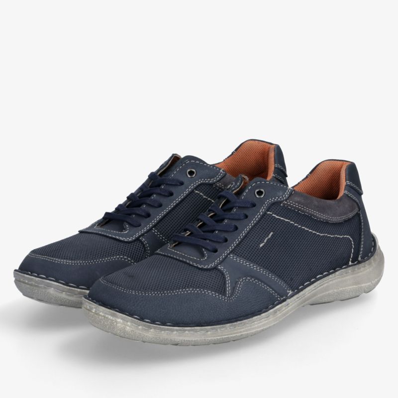 Dunkelblaue Freizeitschuhe in schräger Frontansicht mit modernem, sportlichem Design und robuster Sohle