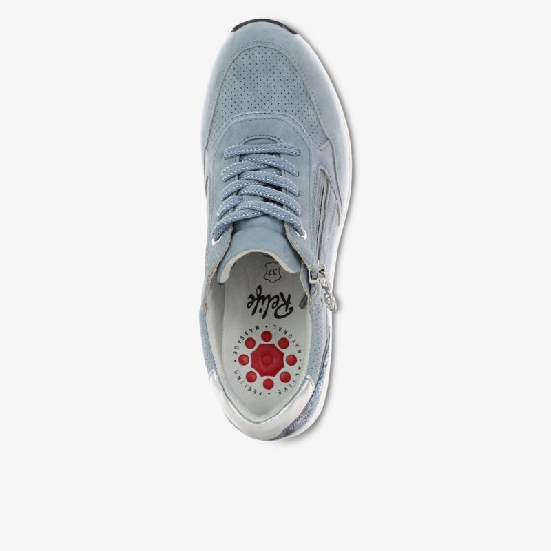 Leichter und stilvoller Schuh in hellem Blau mit atmungsaktivem Obermaterial und hohem Komfort.