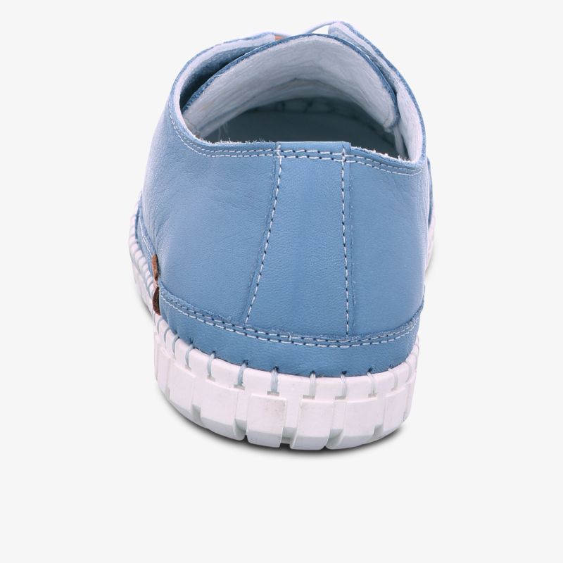Elegante blaue Schuhe mit robuster weißer Sohle und bequemem Tragekomfort.