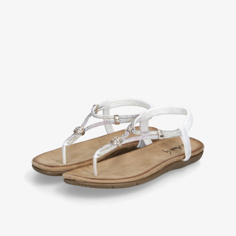 Elegante weiße Sandalen mit verstellbaren Riemen und flacher Sohle, ideal für komfortablen Sommerlook