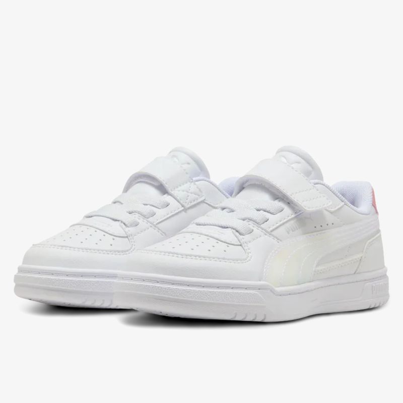 Weißer Sneaker mit sportlichem Design und bequemer Passform in 3/4-Ansicht
