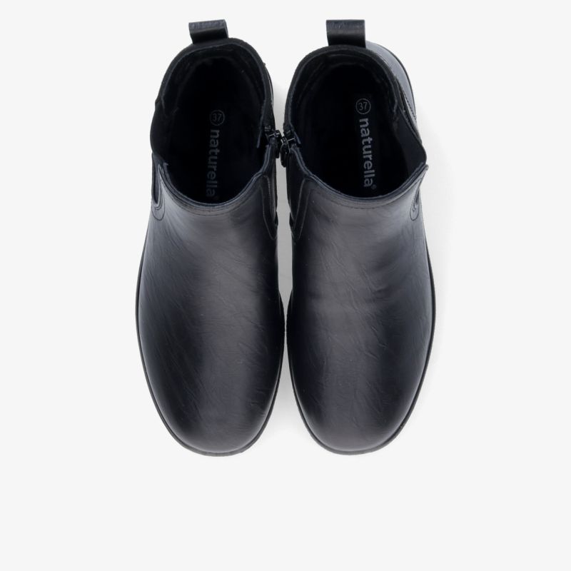 Schwarze Lederboots im Paar von oben, glatt verarbeitet, robuste und bequeme Alltagsstiefel in modernem Design