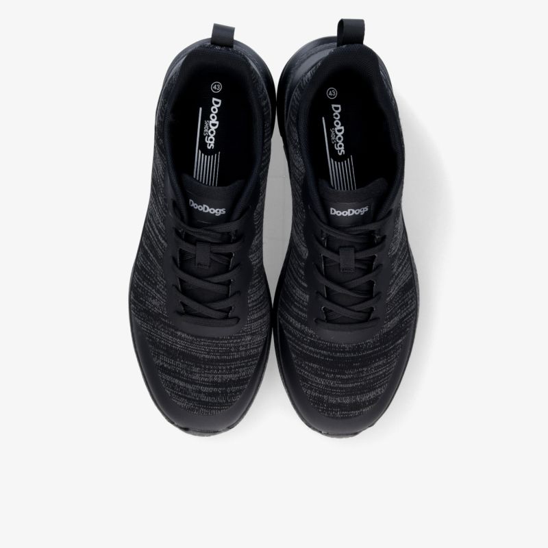 Schwarze Sneaker in Draufsicht mit geflochtenem Obermaterial und komfortabler Polsterung