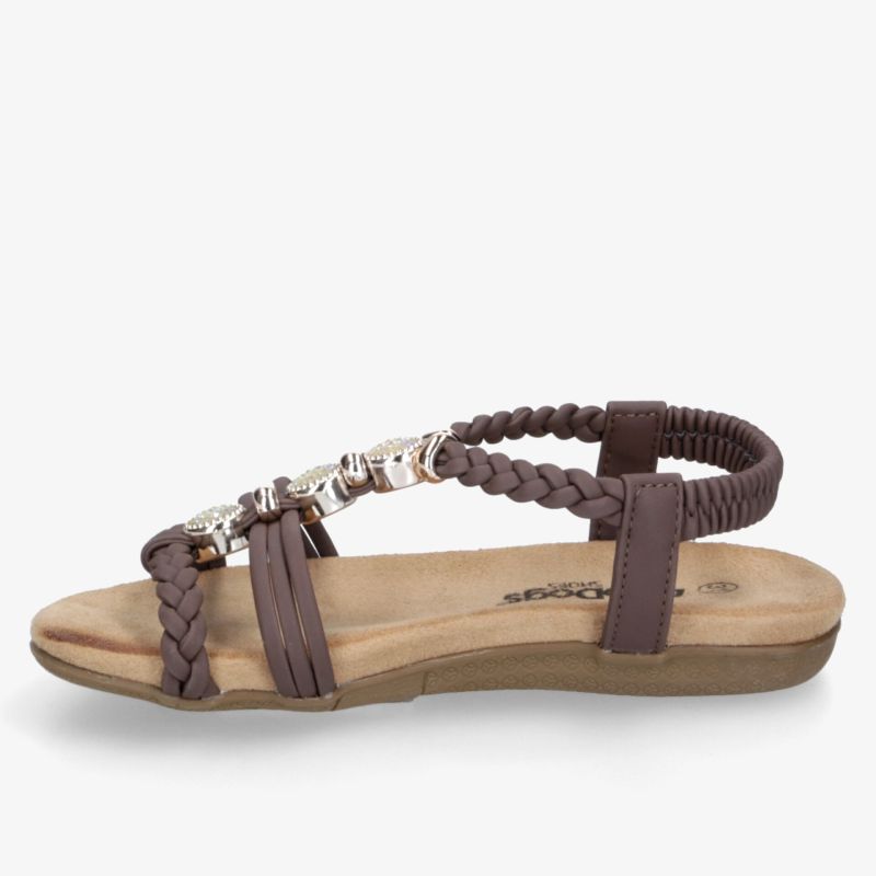 Leichte braune Sandale mit geflochtenen Riemen und metallischen Details für bequemen, stilvollen Sommerlook