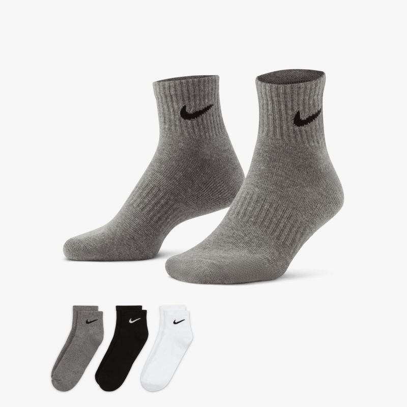 Bequeme, sportliche Socken mit Logo, in Schwarz, Weiß und Grau erhältlich. Perfekt für Alltags- und Sportanlässe.