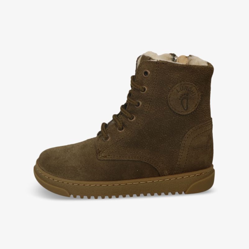 Robuster brauner Schuh aus Wildleder mit Schnürung und rutschfester Profilsohle für optimalen Halt