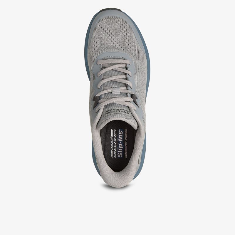 Grauer Schuh mit atmungsaktivem Obermaterial und stabiler Sohle. Modernes Design und hoher Tragekomfort.
