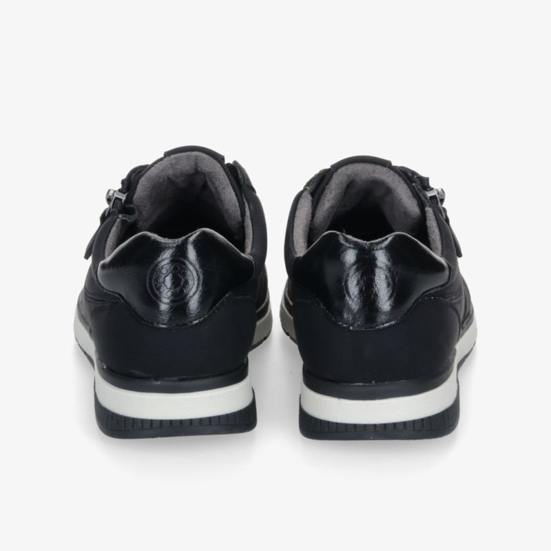 Schwarzes Sneaker-Paar von hinten gezeigt, robust und bequem mit rutschfester Sohle für Freizeit und Sport.
