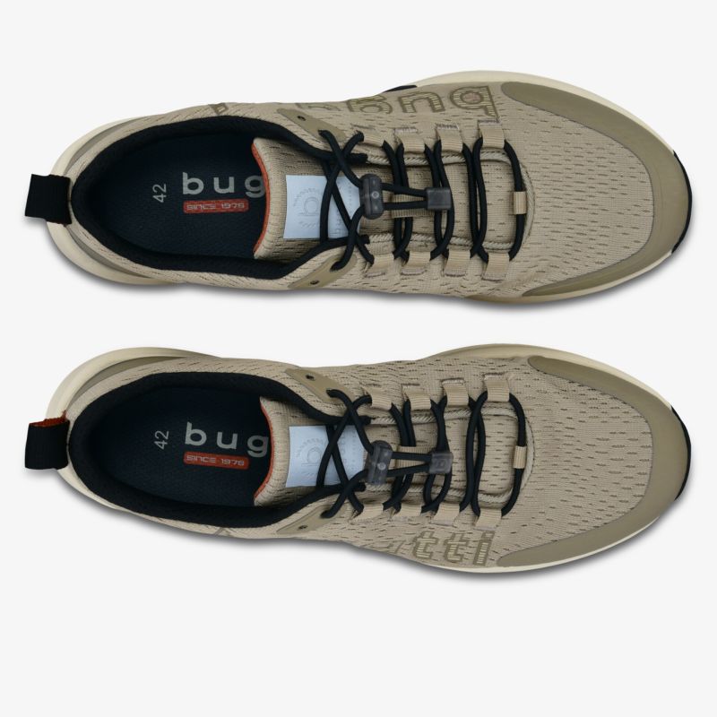 Atmungsaktiver beige Sneaker mit robustem Design und komfortabler Passform.
