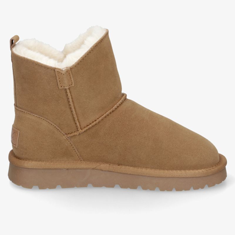 Klassischer Winterstiefel mit warmem Fellfutter und rutschfester Sohle für optimalen Komfort und Style.