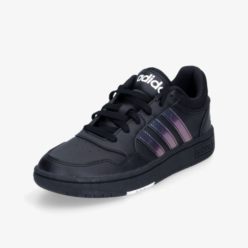 Schwarzer sportlicher Sneaker mit dunklen Zierstreifen, robustem Material und komfortabler Passform