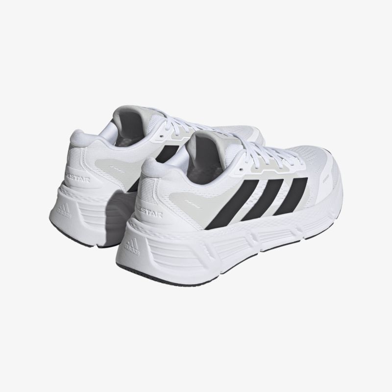 Moderne weiße und schwarze Sneakers mit sportlichem Design und hohem Tragekomfort
