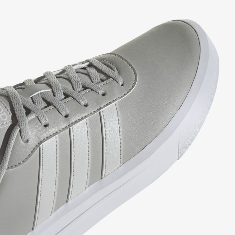Moderner grauer Sneaker mit komfortablem Design und stilvollen Details, ideal für den täglichen Gebrauch.