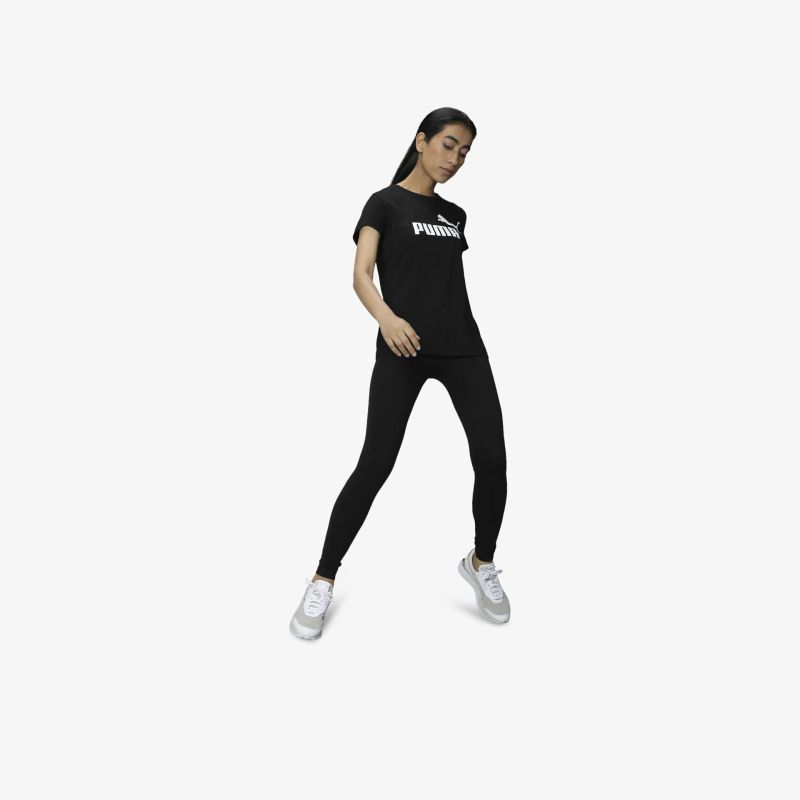 Sportliches Outfit mit schwarzen Leggings und weißen Sneakern, bequem und modern für aktive Freizeitgestaltung