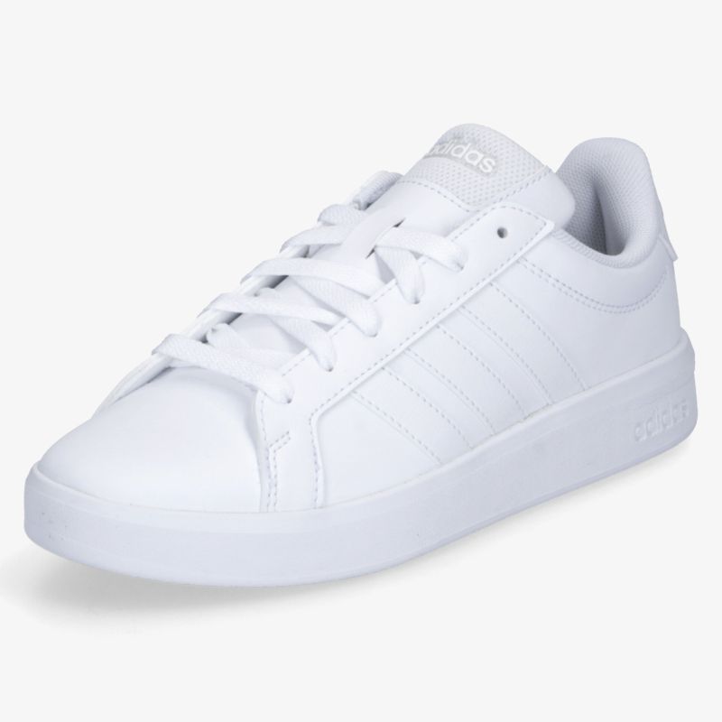 Weißer Sneaker in schräger Frontansicht, sportlicher Schuh mit Schnürsenkeln und modernem, cleanem Design