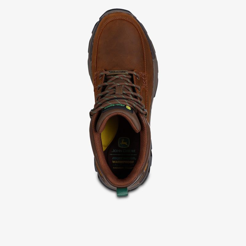 Robuster Schuh aus braunem Material mit stabiler Sohle und bequemer Schnürung in Draufsicht