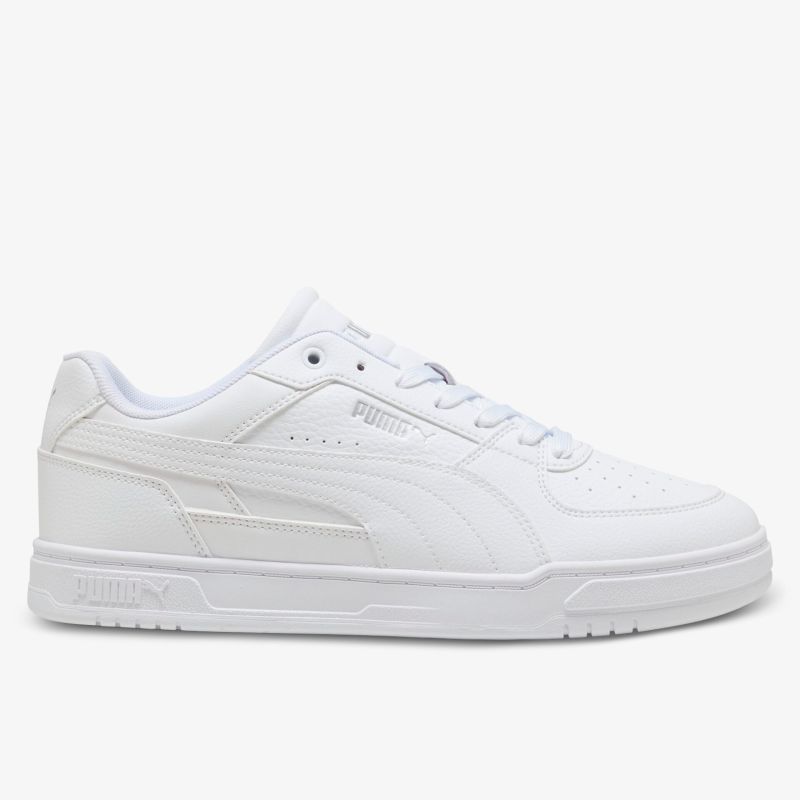 Seitliche Ansicht eines weißen Sneakers mit schlichtem Design und bequemer Passform
