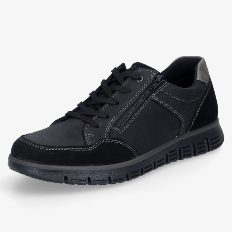Schwarzer Sneaker in schräger Frontansicht mit flexibler Sohle und modernen Designelementen