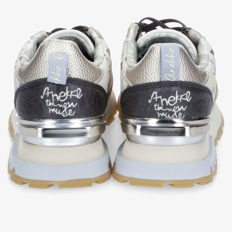 Rückansicht von sportlichen, modischen Sneakers mit auffälligem Design und Metallic-Details.