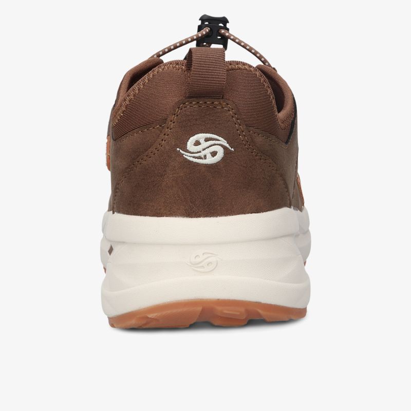 Bequemer brauner Schuh mit robuster weißer Sohle und sportlichem Design in Rückansicht