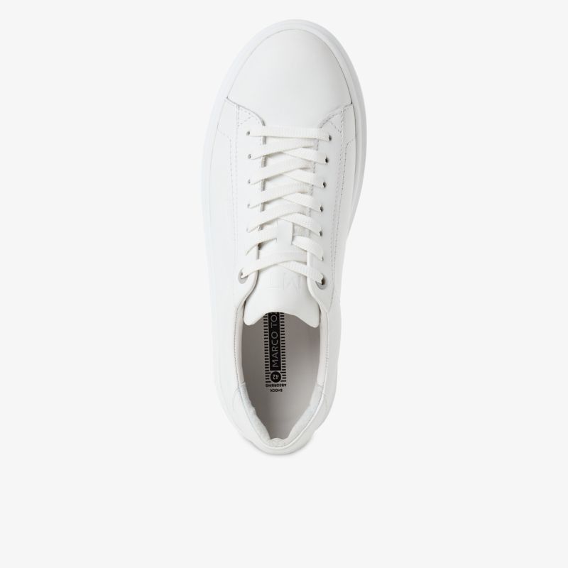 Weißer Sneaker mit klassischer Schnürung und glattem Obermaterial in minimalistischer Draufsicht