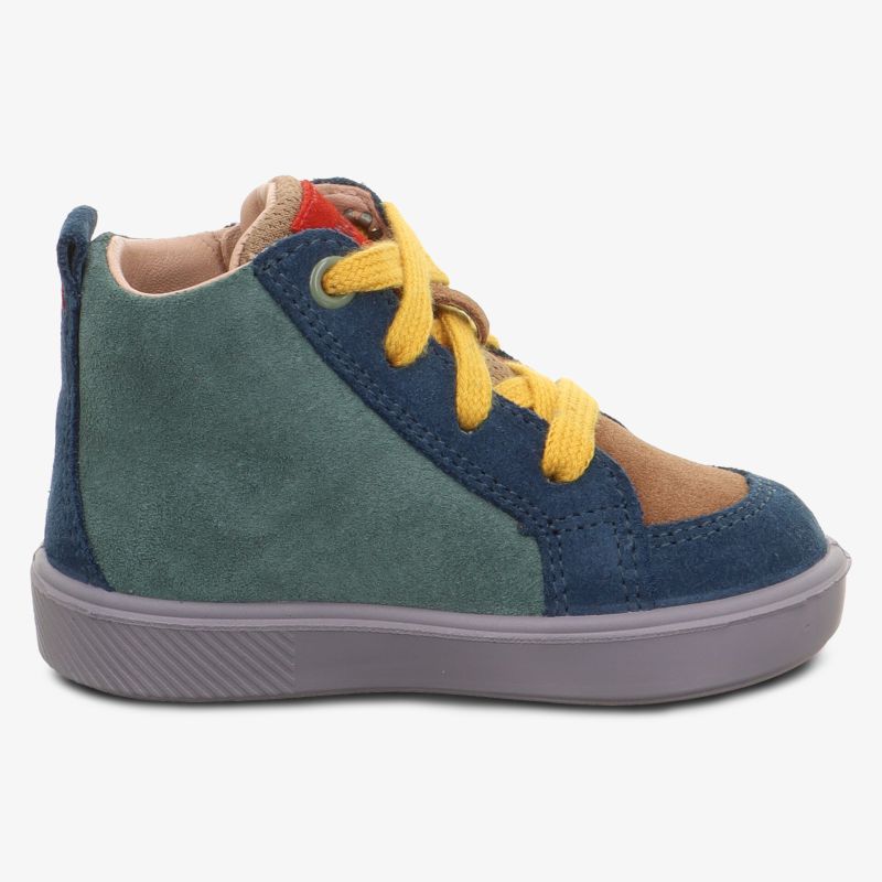 Robuster Kinderschuh in blau-grün mit gelben Schnürsenkeln und grauer Sohle, seitliche Profilansicht