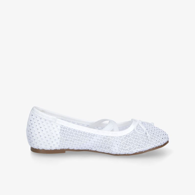 Seitliche Ansicht eines weißen Ballerina mit luftigem Design, rutschfester Sohle und komfortabler Passform