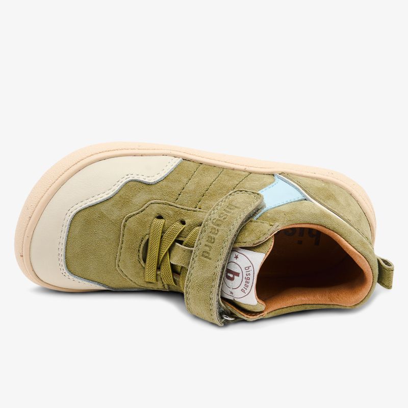 Bequemer beigefarbener Schuh mit Klettverschluss, perfekt für alle Gelegenheiten.