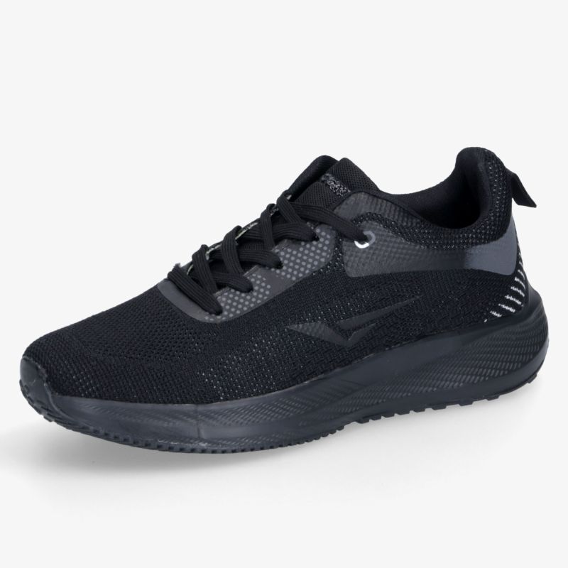Schwarzer leichter Sportschuh mit atmungsaktivem Material, komfortabler Polsterung und rutschfester Sohle in schräger Frontansicht