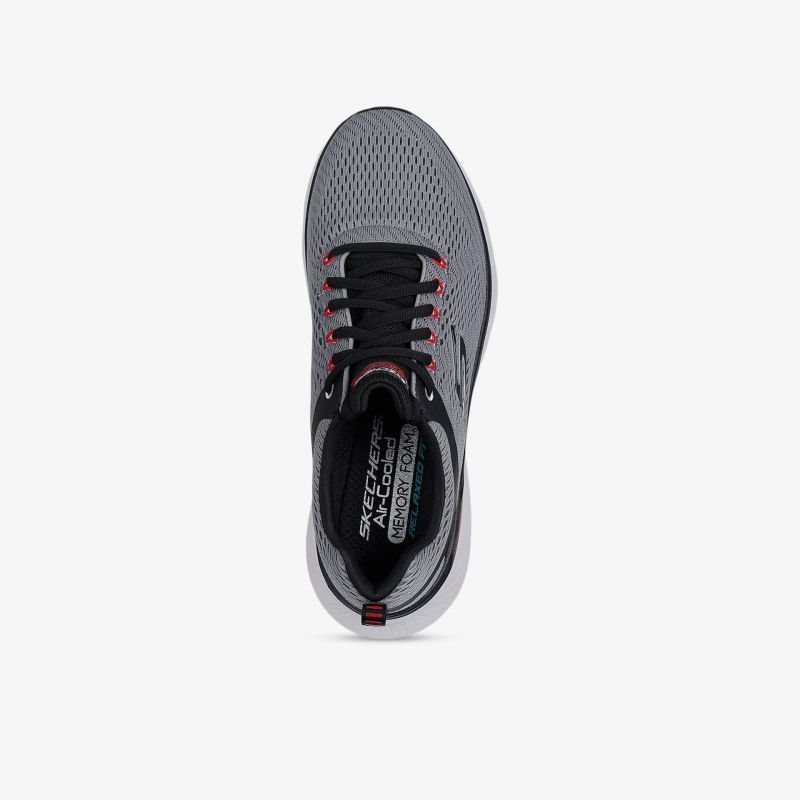 Leichter, atmungsaktiver Sportschuh mit schnürung und gepolstertem Schaft in modernem Design von oben sichtbar
