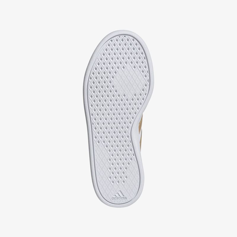 Sportlicher Schuh mit rutschfester und langlebiger Außensohle für optimalen Komfort bei vielseitigen Aktivitäten.