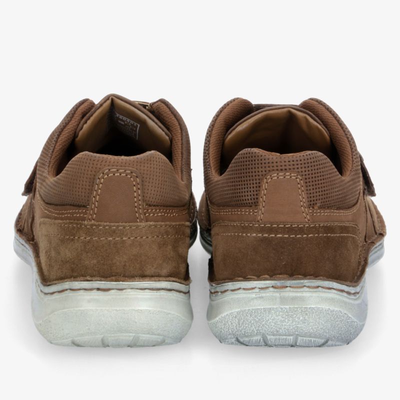 Robuste braune Sneakers mit gepolstertem Fersenbereich und rutschfester Sohle in klarer Rückansicht