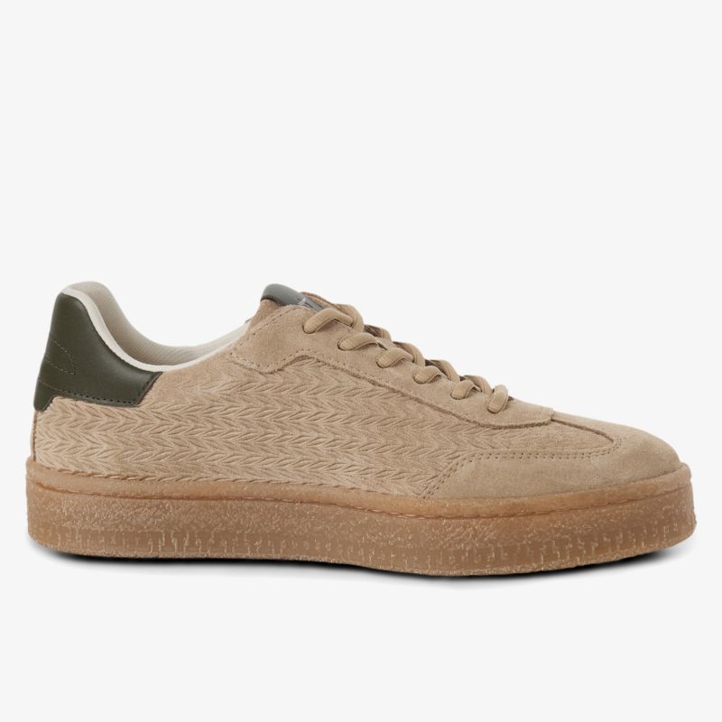 Beiger Sneaker mit gewebtem Obermaterial und rutschfester brauner Sohle in klarer Seitenansicht