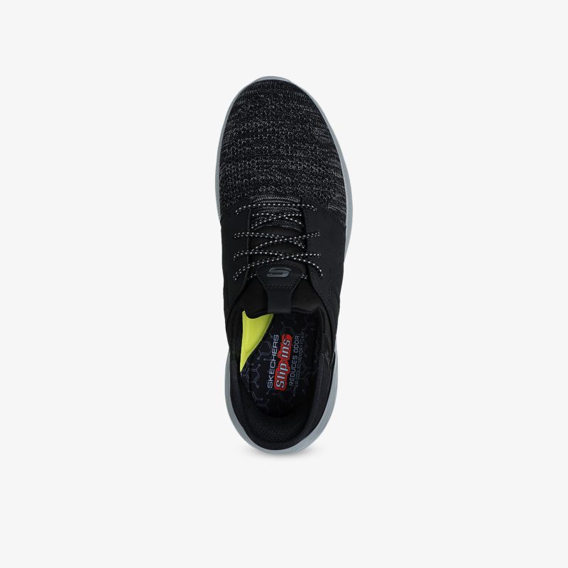 Schwarzer, sportlicher Sneaker mit atmungsaktivem Material und flexibler Schnürung, Draufsicht von oben