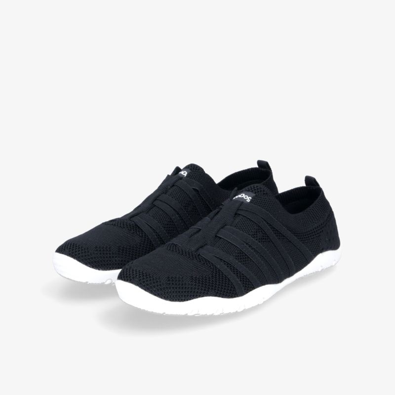 Leichte, flexible schwarze Sneaker mit weißer, rutschfester Sohle und atmungsaktivem, elastischem Material